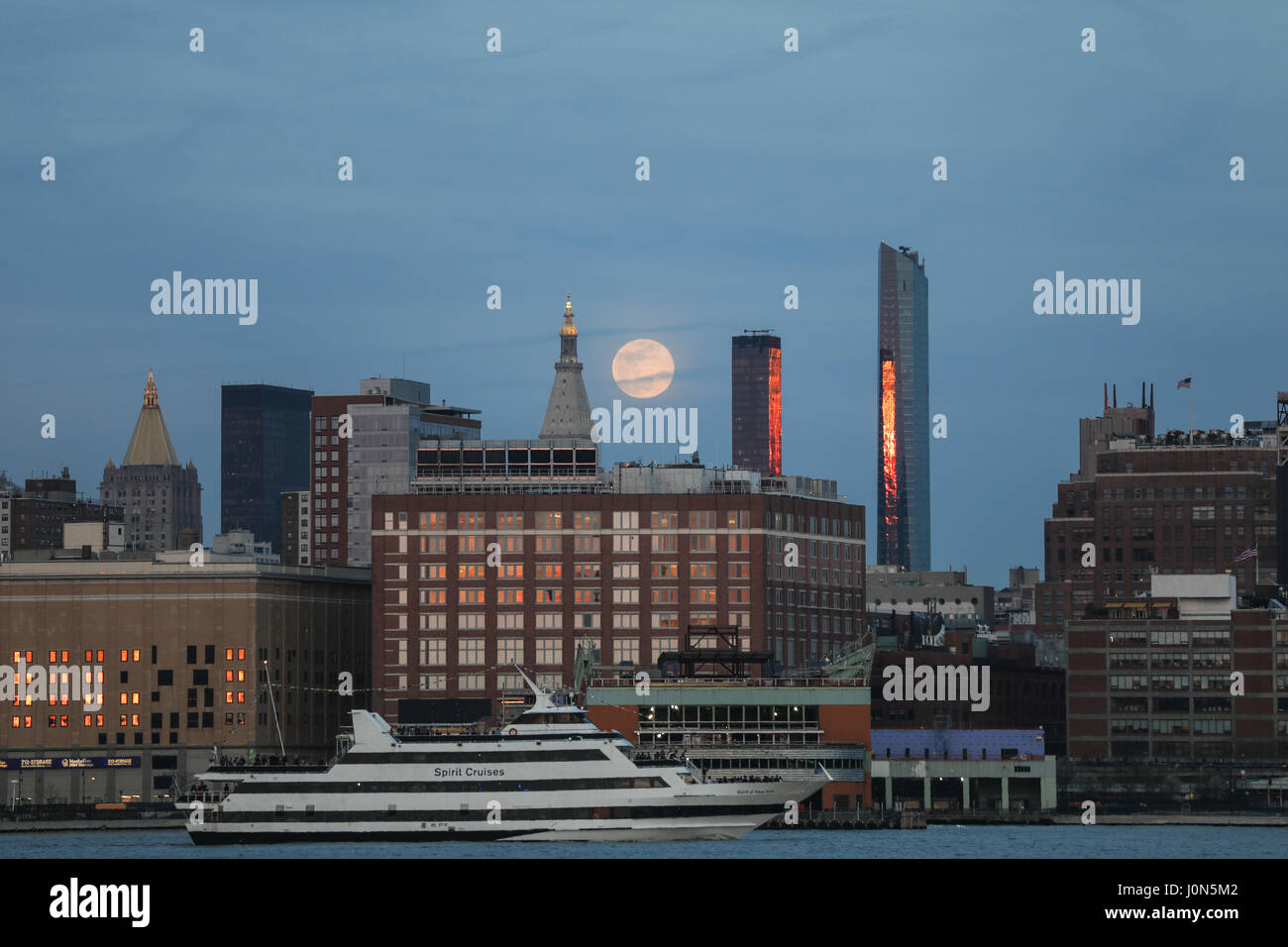 La pleine lune est visible sur l'île de Manhattan à New York City dans la nuit de lundi, 10. (PHOTO : WILLIAM VOLCOV/BRÉSIL PHOTO PRESSE) Banque D'Images