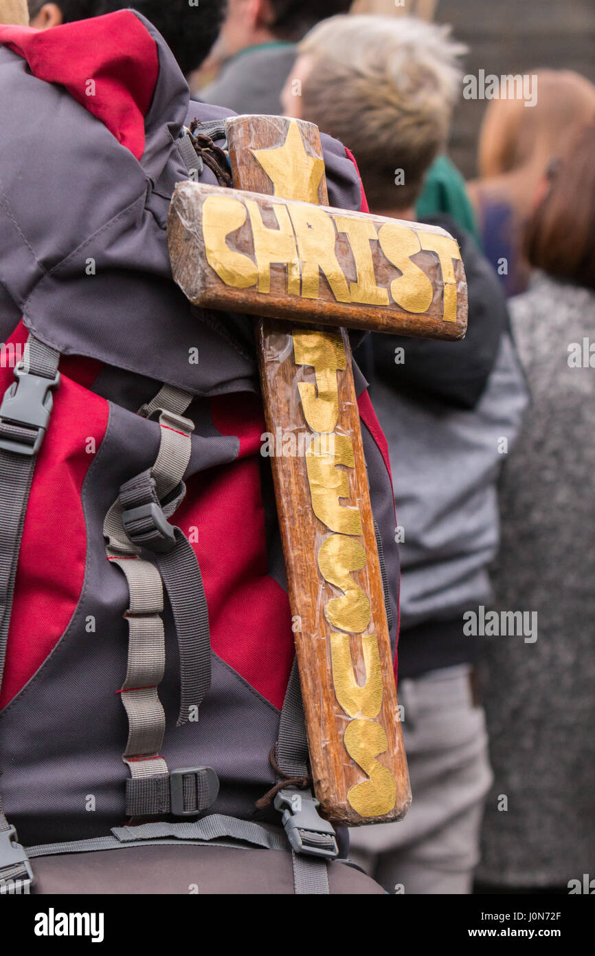 Londres, Royaume-Uni. 14 avr, 2017. Les bénévoles reproduisant la passion du Christ à Trafalgar Square Crédit : Zefrog/Alamy Live News Banque D'Images