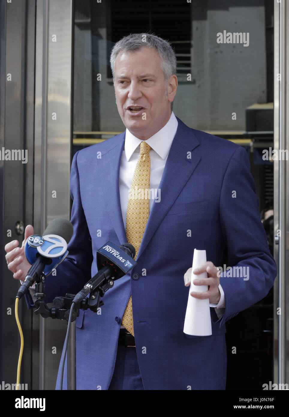 Greenwich Village, New York, USA, 13 avril 2017 - Le maire Bill De Blasio et MOME Julie Commissaire assister à Menin d'une cérémonie d'inauguration pour la relance de la Quad Cinema à Greenwich Village. Propriétaire de théâtre Charles S. Cohen et de la famille accepté une Proclamation du maire de la ville pendant l'événement aujourd'hui à New York Photo : Luiz Rampelotto/EuropaNewswire | Conditions de crédit dans le monde entier : dpa photo alliance/Alamy Live News Banque D'Images