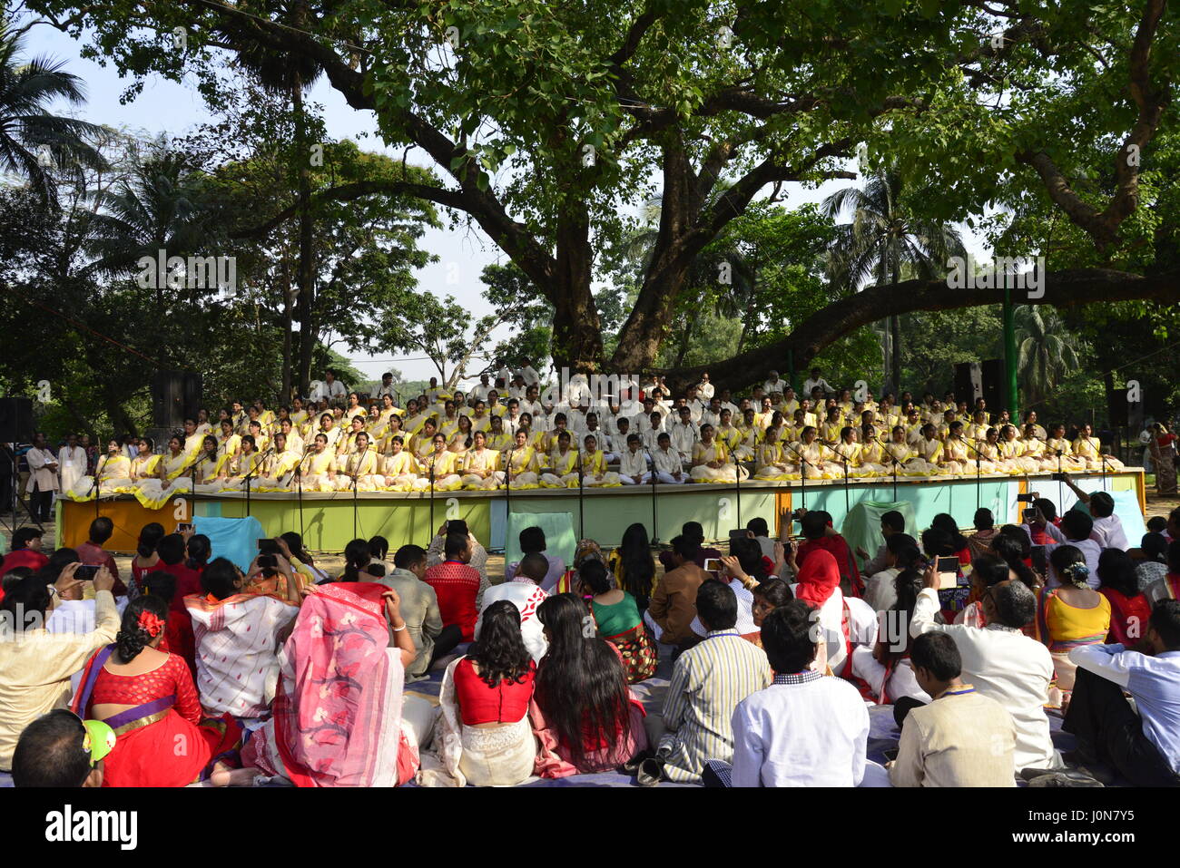 Dhaka, Bangladesh. 14 avr, 2017. Chanteurs du Bangladesh, c'est chanter lors d'un concert organisé pour célébrer le premier jour de la nouvelle année Bangla ou 'Pahela Baisshakh', à Dhaka, Bangladesh, le Vendredi, Avril 14, 2017. Des milliers de Bangladais le vendredi ont célébré leur nouvel an avec des foires, des concerts et des rassemblements. Mamunur Rashid/crédit : Alamy Live News Banque D'Images