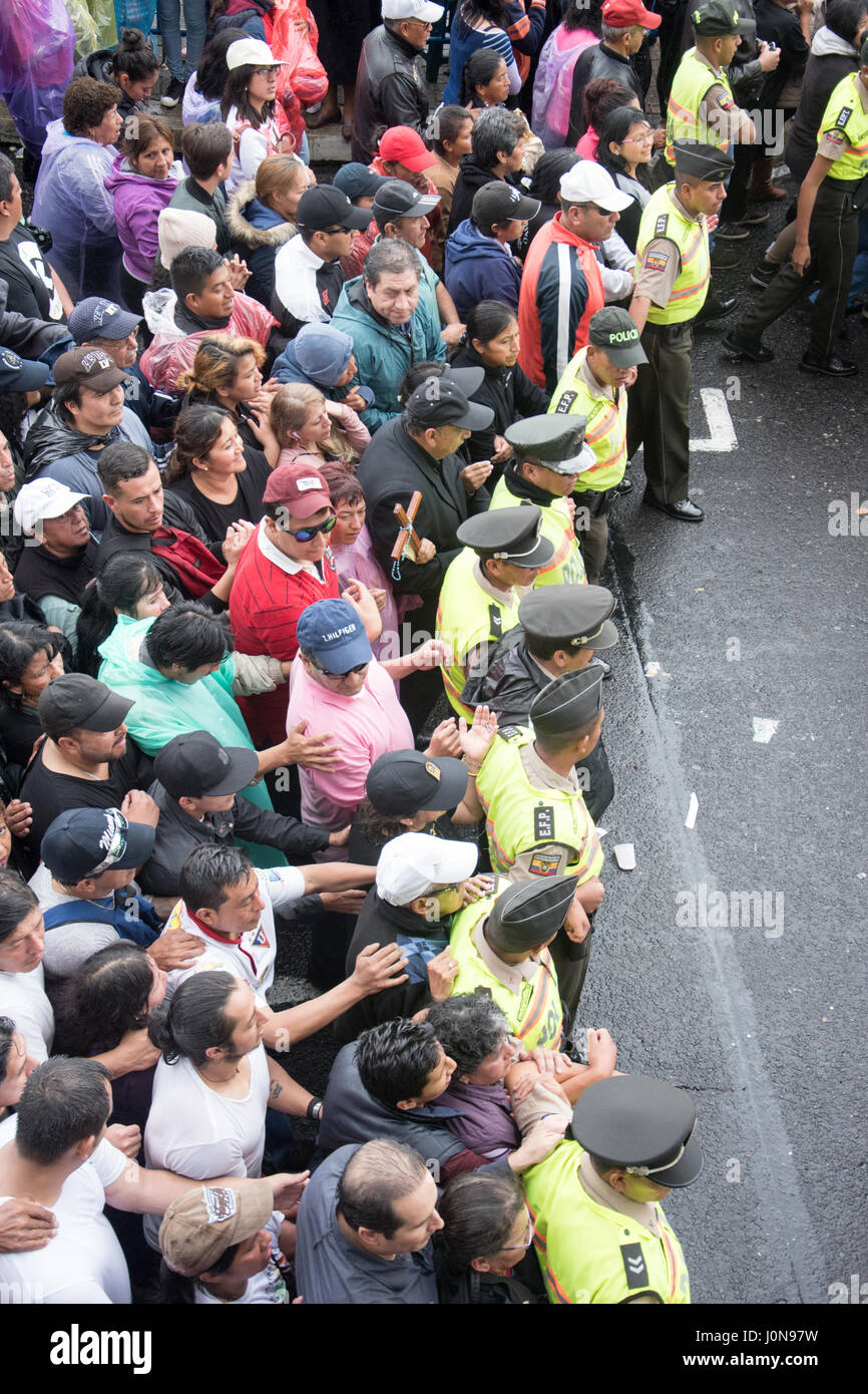 Quito, Equateur. 14 avr, 2017. Retour de rétention de la police la foule pendant la procession du Vendredi Saint historique, Quito, Équateur, le 14 avril 2017 Credit : Angela Drake/Alamy Live News Banque D'Images