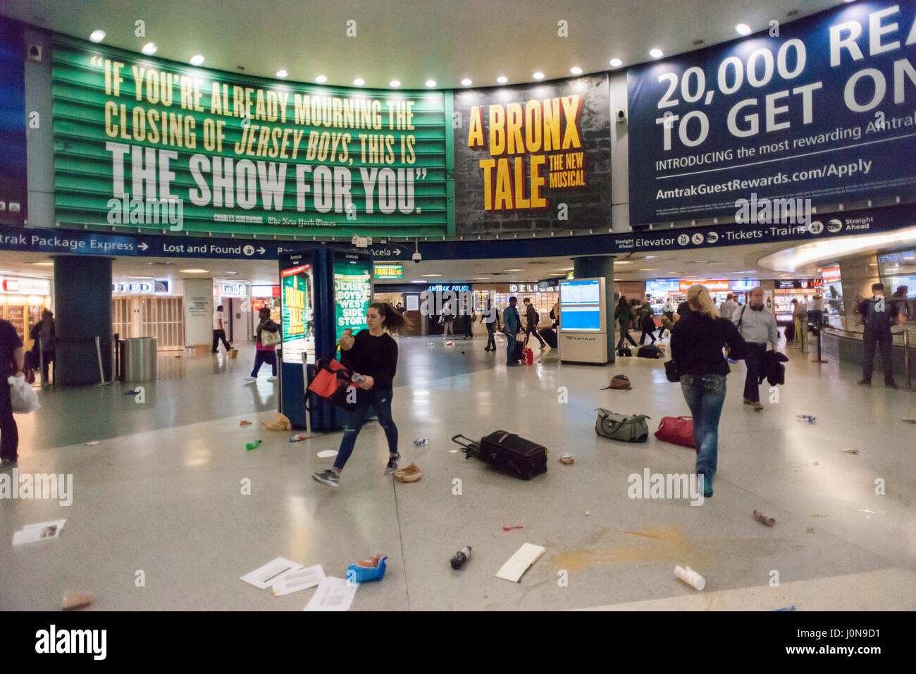 New York, USA. 14 avr, 2017. Articles personnels sont éparpillés après des centaines de personnes de stampede de Penn Station à New York, le Vendredi, Avril 14, 2017 après un rapport sans fondement tireur actif. (© Richard B. Levine) Crédit : Richard Levine/Alamy Live News Banque D'Images