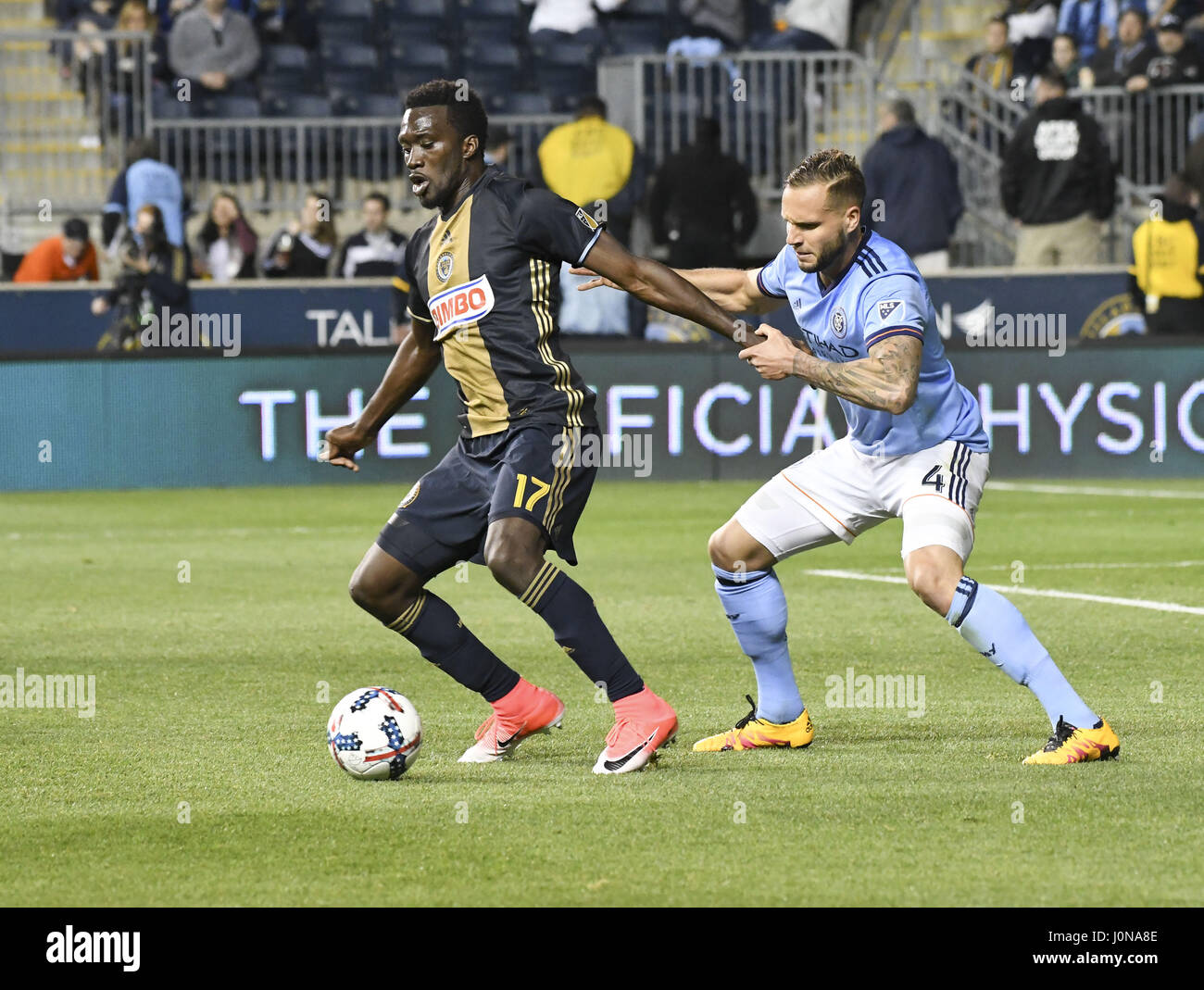 Chester, Pennsylvanie, USA. 14 avr, 2017. New York City FC, MAXIME CHANOT, (4), combat l'Union de Philadelphie, CJ SAPONG, (11), pour le ballon pendant le match au stade de l'énergie Talen Chester Pa Credit : Ricky Fitchett/ZUMA/Alamy Fil Live News Banque D'Images