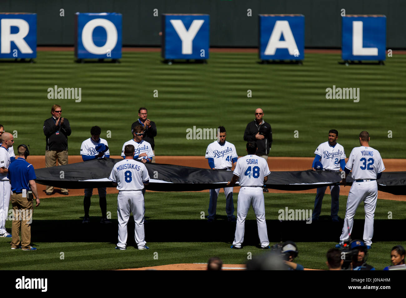 Kansas City, MO, USA. 10 avr, 2017. Royals de Kansas City a rendu hommage à Yordano Ventura pendant la cérémonie d'ouverture avant de les prendre sur les Athletics d'Oakland au Kauffman Stadium de Kansas City, MO. Kyle Rivas/Cal Sport Media/Alamy Live News Banque D'Images