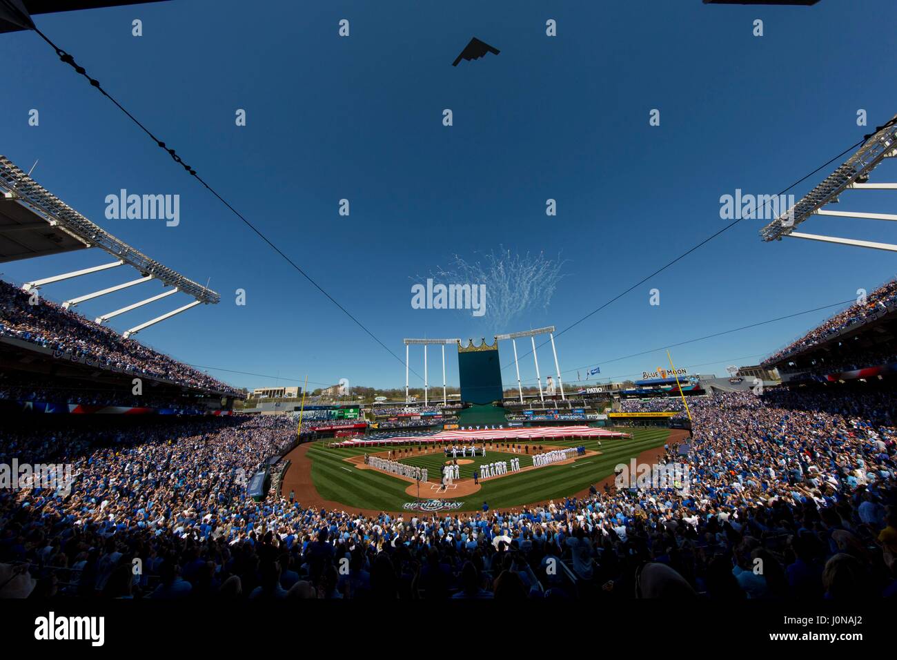 Kansas City, MO, USA. 10 avr, 2017. Un bombardier furtif de Whiteman Airforce Base survole le stade lors de la cérémonie d'ouverture avant de les prendre sur les Athletics d'Oakland au Kauffman Stadium de Kansas City, MO. Kyle Rivas/Cal Sport Media/Alamy Live News Banque D'Images