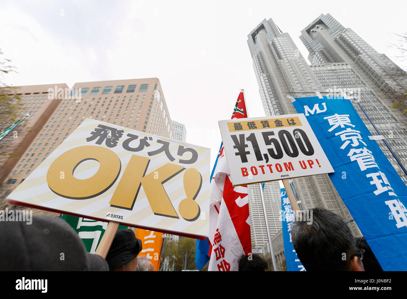 Tokyo, Japon. 15 avril, 2017. Les manifestants tiennent des pancartes exigeant des hausses de salaires et de meilleures conditions de travail au cours d'un rassemblement dans le quartier Shinjuku de Tokyo le 15 avril 2017, au Japon. Les membres du groupe activiste AEQUITAS, qui signifie ''justice'' en latin, exigent un salaire horaire minimum de 1 500 JPY (env. USD 13.81.) La marche a débuté devant le bâtiment du Gouvernement Métropolitain de Tokyo et passé à travers Shinjuku. Credit : Rodrigo Reyes Marin/AFLO/Alamy Live News Banque D'Images
