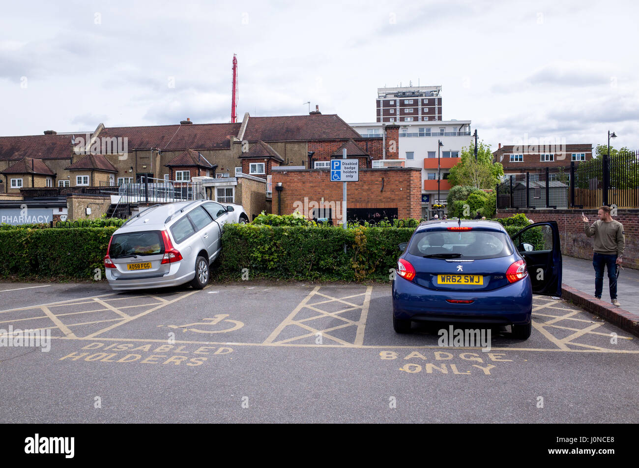 Wallington, Surrey, UK. 15 avril, 2017. Une voiture s'est écrasé à travers une haie dans Shotfied dans parking à Wallington, Surrey. C'est pas clair si la voiture a perdu le contrôle ou a été délibérément s'est écrasé après avoir été volés. La police étaient présents. Samedi 15 avril 2017. Wallington, London Borough of Sutton. Crédit : Darren Lehane/Alamy Live News Banque D'Images