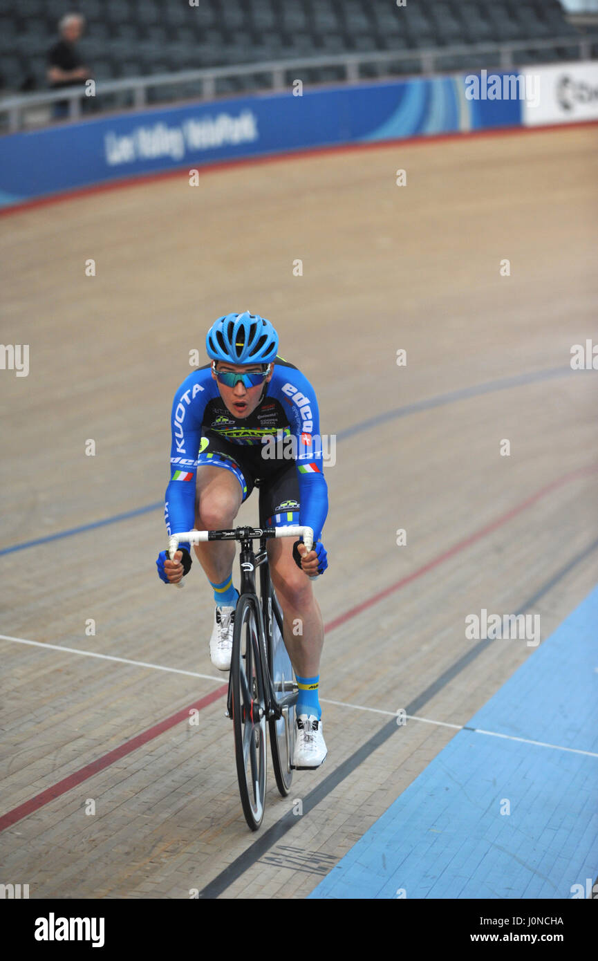 Londres, Royaume-Uni. 14 avril, 2017. Une course cycliste masculin autour de Lee Valley Velodrome pendant les comtés du sud de l'Union Cyclisme Cyclisme sur Piste Vendredi Saint Rencontrez, Londres, Royaume-Uni. La réunion du Vendredi saint est un établissement emblématique et unique événement de cyclisme sur piste qui a eu lieu au Royaume-Uni qui a un 114 ans d'histoire. Comme le seul événement d'entrée de la piste cyclable, elle voit les cavaliers amateurs et professionnels en concurrence les uns à côté des autres sur la même piste. Crédit : Michael Preston/Alamy Live News Banque D'Images