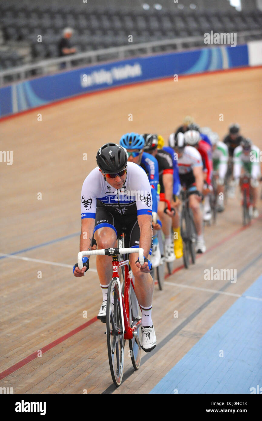 Londres, Royaume-Uni. 14 avril, 2017. Courses Cyclistes autour de Lee Valley Velodrome pendant les comtés du sud de l'Union Cyclisme Cyclisme sur Piste Vendredi Saint Rencontrez, Londres, Royaume-Uni. La réunion du Vendredi saint est un établissement emblématique et unique événement de cyclisme sur piste qui a eu lieu au Royaume-Uni qui a un 114 ans d'histoire. Comme le seul événement d'entrée de la piste cyclable, elle voit les cavaliers amateurs et professionnels en concurrence les uns à côté des autres sur la même piste. Crédit : Michael Preston/Alamy Live News Banque D'Images