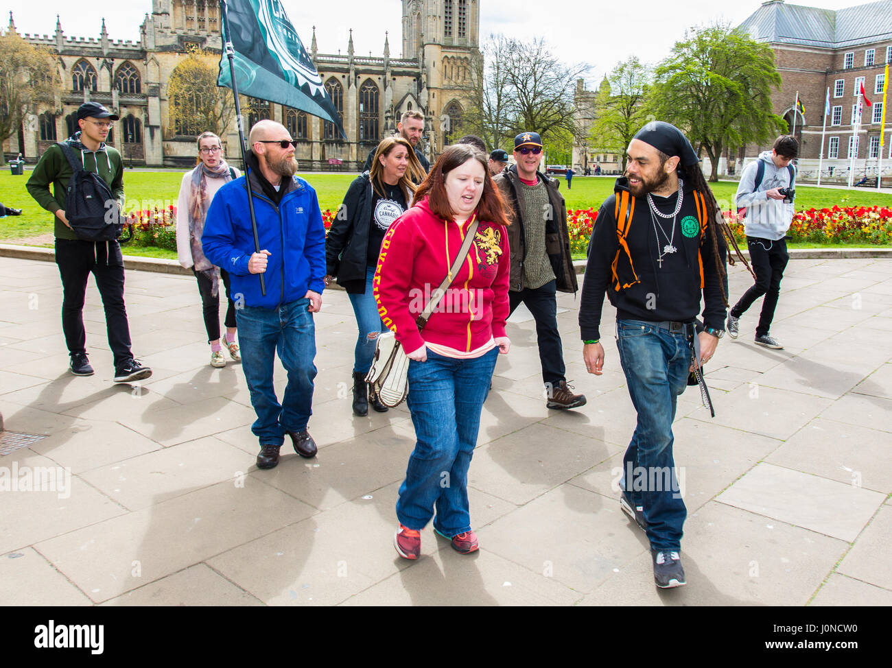 Bristol, Royaume-Uni. 15 avril, 2017. Les militants pour la légalisation du cannabis ont marché de Bristol's College Green à Clifton Downs, l'une des dizaines de manifestations pro-cannabis qui sont organisées chaque année partout dans le monde sous le titre de 420 qui sont habituellement tenues le 20 avril. Seule une poignée de manifestants s'est avéré. Bristol, Royaume-Uni. 15 avril 2017. Credit : Redorbital Photography/Alamy Live News Banque D'Images