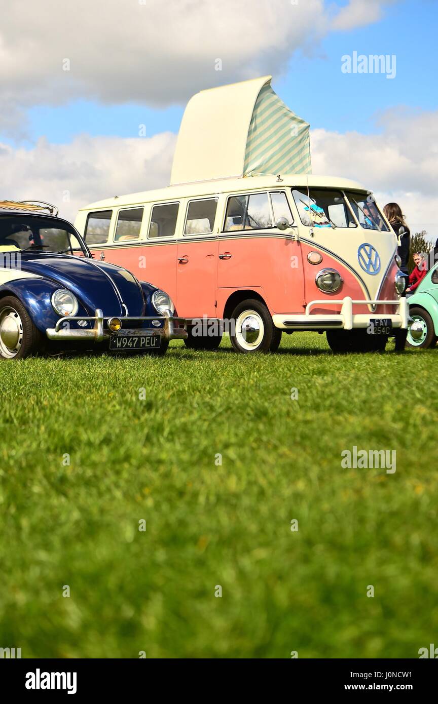 Royaume-uni Angleterre Shropshire Oswestry samedi de Pâques 15 avril 2017 classique sur les camping-cars Volkswagen montrent à l'assemblée annuelle des types de bus festival week-end il l'Oswestry showground sur Easter Bank Holiday samedi. Des centaines de l'emblématique véhicules ont défilé dans la petite ville pour le premier festival de la saison VW Show 2017 Credit : Keith morris/Alamy Live News Banque D'Images