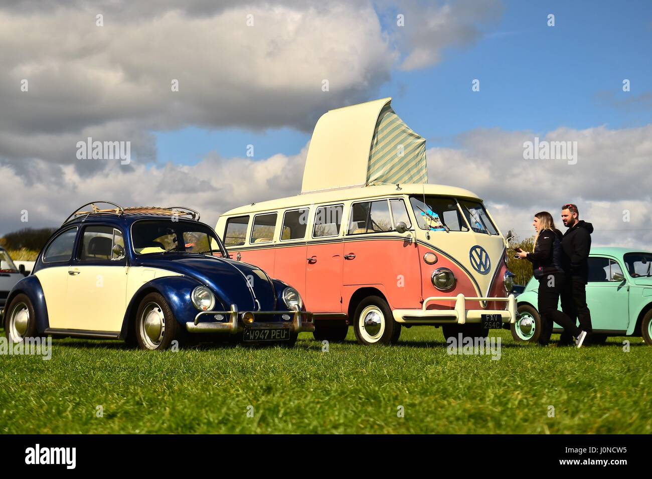 Royaume-uni Angleterre Shropshire Oswestry samedi de Pâques 15 avril 2017 classique sur les camping-cars Volkswagen montrent à l'assemblée annuelle des types de bus festival week-end il l'Oswestry showground sur Easter Bank Holiday samedi. Des centaines de l'emblématique véhicules ont défilé dans la petite ville pour le premier festival de la saison VW Show 2017 Credit : Keith morris/Alamy Live News Banque D'Images