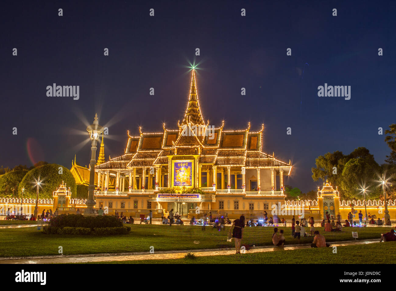 Le palais a été construit après le roi Norodom a déménagé la capitale royale d'Oudong à Phnom Penh, dans le milieu du 19ème siècle. Il a été construit au sommet d'une ancienne citadelle appelée banteay kev. Il fait face à l'Est et est situé à l'ouest de la croix de la rivière Tonle Sap et le Mékong appelé chaktomuk (une allusion à brahma). Banque D'Images