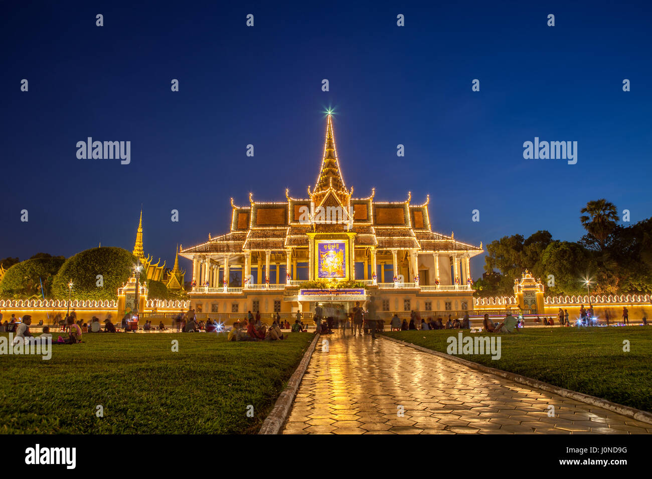 Le palais a été construit après le roi Norodom a déménagé la capitale royale d'Oudong à Phnom Penh, dans le milieu du 19ème siècle. Il a été construit au sommet d'une ancienne citadelle appelée banteay kev. Il fait face à l'Est et est situé à l'ouest de la croix de la rivière Tonle Sap et le Mékong appelé chaktomuk (une allusion à brahma). Banque D'Images
