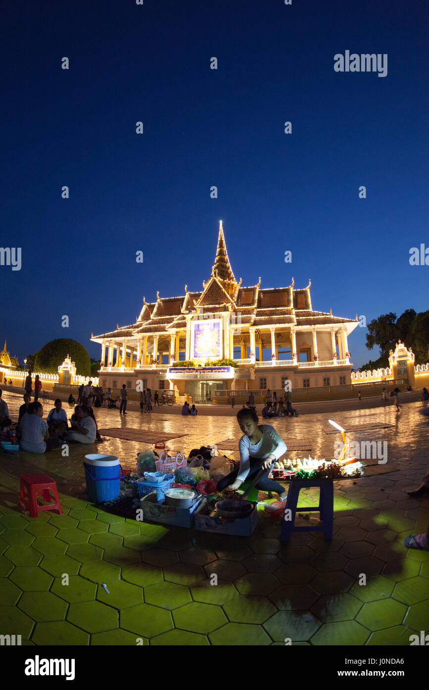 Le palais a été construit après le roi Norodom a déménagé la capitale royale d'Oudong à Phnom Penh, dans le milieu du 19ème siècle. Il a été construit au sommet d'une ancienne citadelle appelée banteay kev. Il fait face à l'Est et est situé à l'ouest de la croix de la rivière Tonle Sap et le Mékong appelé chaktomuk (une allusion à brahma). Banque D'Images