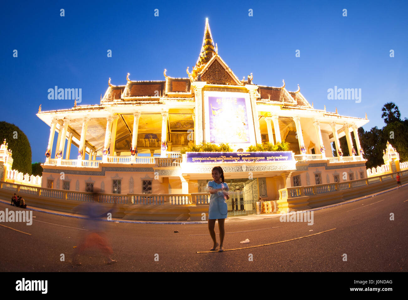 Le palais a été construit après le roi Norodom a déménagé la capitale royale d'Oudong à Phnom Penh, dans le milieu du 19ème siècle. Il a été construit au sommet d'une ancienne citadelle appelée banteay kev. Il fait face à l'Est et est situé à l'ouest de la croix de la rivière Tonle Sap et le Mékong appelé chaktomuk (une allusion à brahma). Banque D'Images