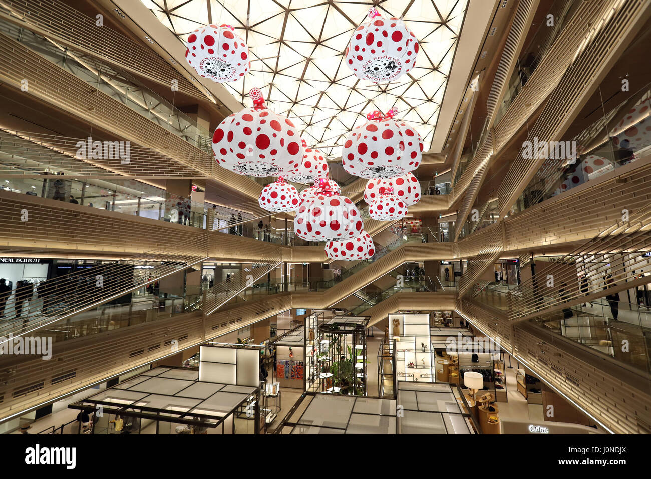 Tokyo, Japon. 14 avr, 2017. L'artiste contemporain japonais Yayoi Kusama's arts ballon de points rouges s'affichent à la citrouille à l'atrium du nouveau monument de Ginza Ginza à Tokyo SIX le Vendredi, Avril 14, 2017. Le nouveau bureau et d'un centre commercial de Ginza complexe qui a 6 148 700 square maters totale au sol, la plus grande échelle dans le quartier de Ginza, débutera le 20 avril. Credit : Yoshio Tsunoda/AFLO/Alamy Live News Banque D'Images
