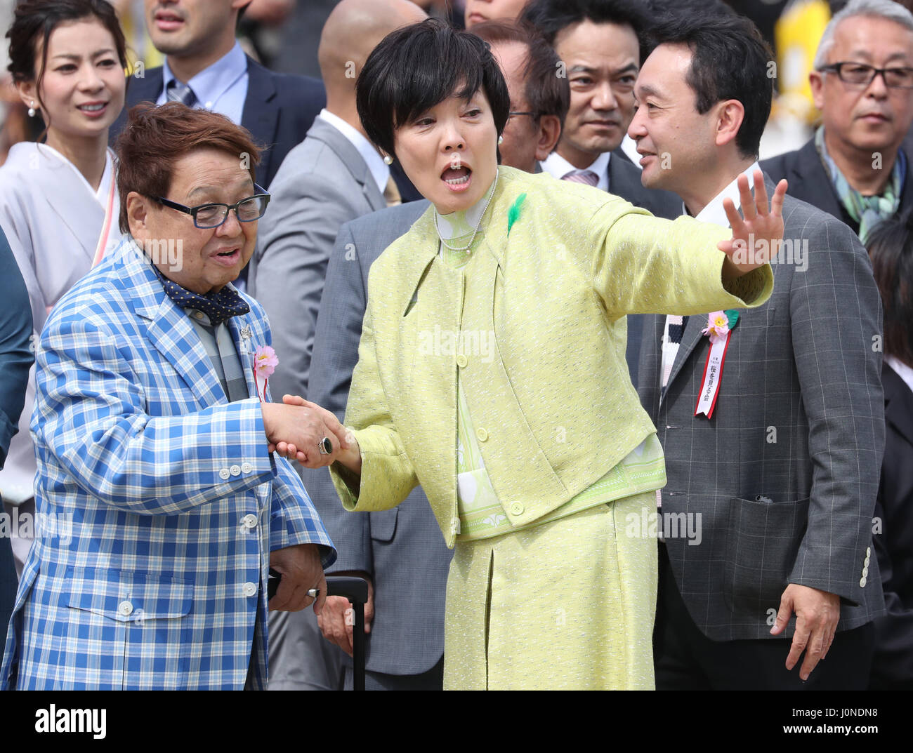 Tokyo, Japon. Apr 15, 2017. Akie Abe (R), épouse du Premier ministre japonais Shinzo Abe, serre la main avec un comédien Boo Takagi au cours de la fleur de cerisier viewing party au parc Shinjuku Gyoen à Tokyo le Samedi, Avril 15, 2017. Plus de dix milliers d'invités invités ont assisté à la fête champêtre annuelle organisée par l'EAA. Credit : Yoshio Tsunoda/AFLO/Alamy Live News Banque D'Images