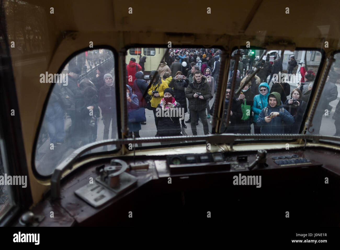 Moscou. Apr 15, 2017. Les gens prennent des photos du tramway pendant la parade du tramway de Moscou, le 15 avril 2017. Plus de 200 000 personnes ont visité le tramway traditionnel défilé à Moscou. La parade a célébré le 118e anniversaire de ce système de transport dans la capitale russe. Credit : Evgeny Sinitsyn/Xinhua/Alamy Live News Banque D'Images