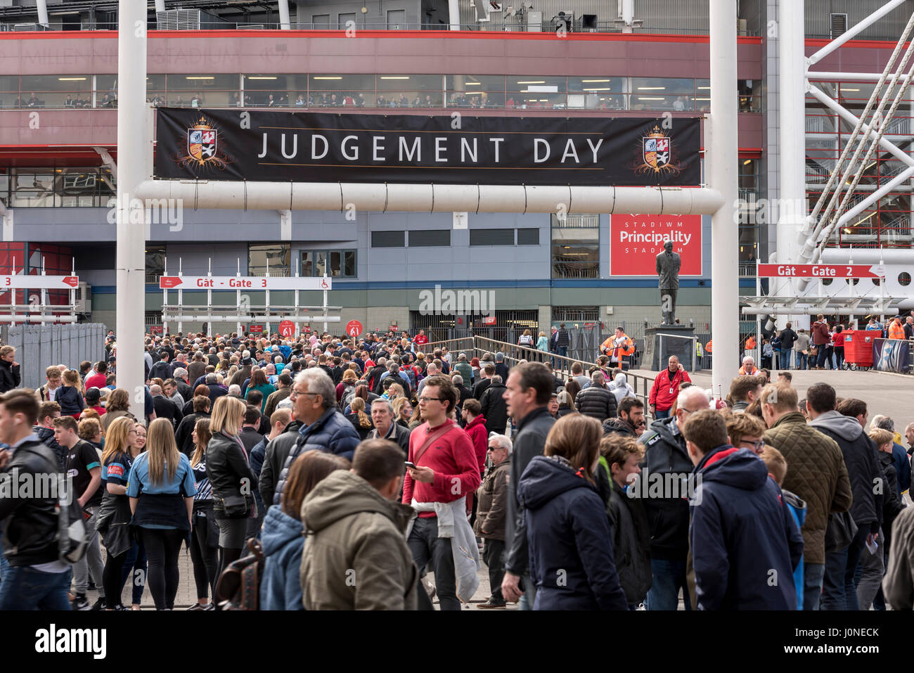 Cardiff, Pays de Galles, le 15 avril 2017. Fans de foule et profiter de ...
