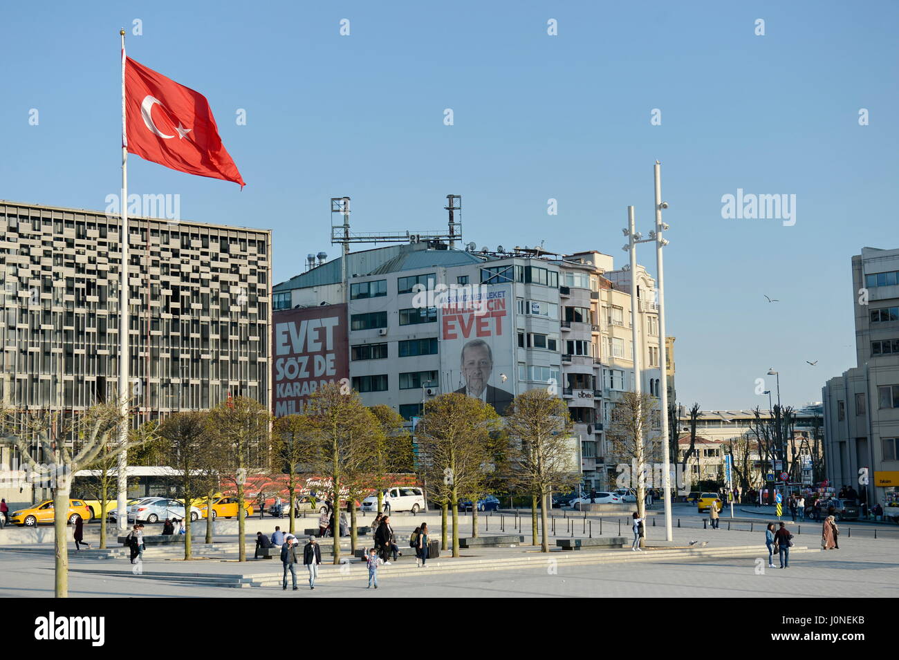 Istanbul, Turquie. 15th avril 2017. Istanbul un jour avant le référendum. La campagne électorale d'aujourd'hui au dernier sprint. L'image montre des affiches « vote avec oui ». Credit: Franz PERC / Alamy Live News Banque D'Images