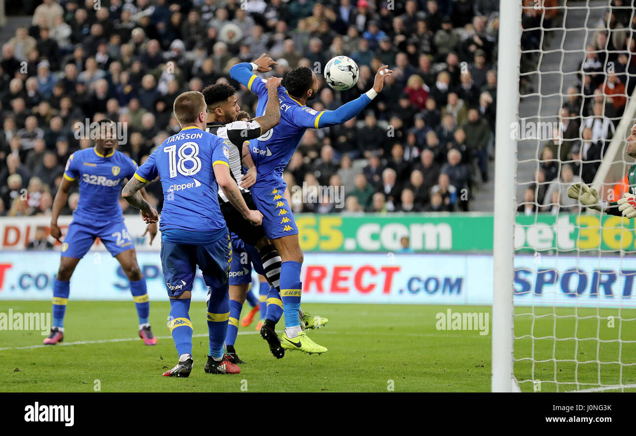 Le Newcastle United Jamaal Lascelles (centre) marque son premier but de côtés du jeu pendant le match de championnat à Sky Bet St James' Park, Newcastle. Banque D'Images