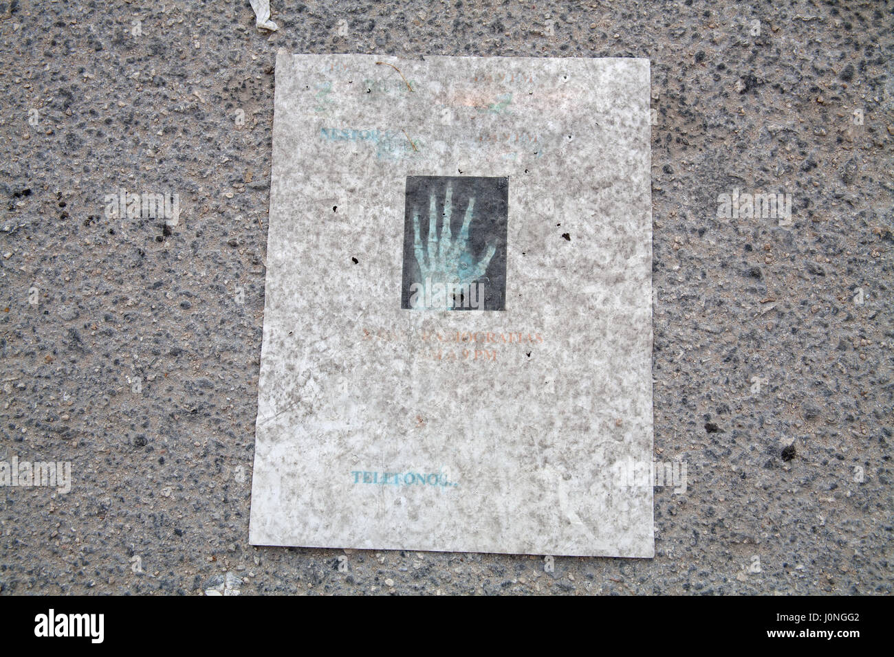 La main du papier avec xray on city street au Mexique Banque D'Images