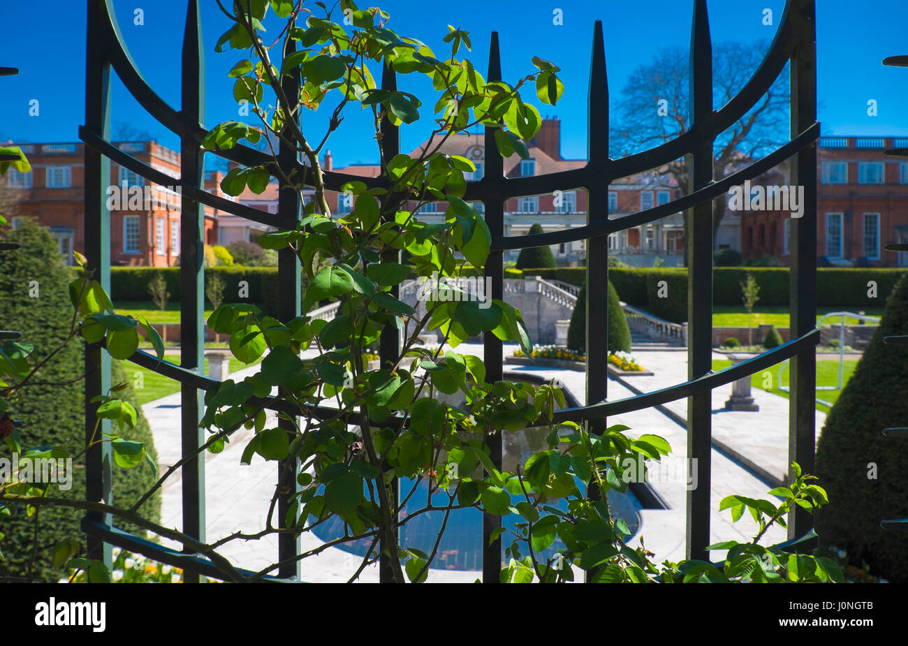 Un Georgian arbour et terrasse dans le jardin de la colline avec vue panoramique sur Hampstead Heath Banque D'Images