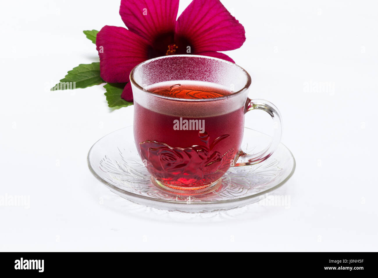 Roselle (Hibiscus Sabdariffa) et d'un plateau de fleurs sur fond blanc Banque D'Images