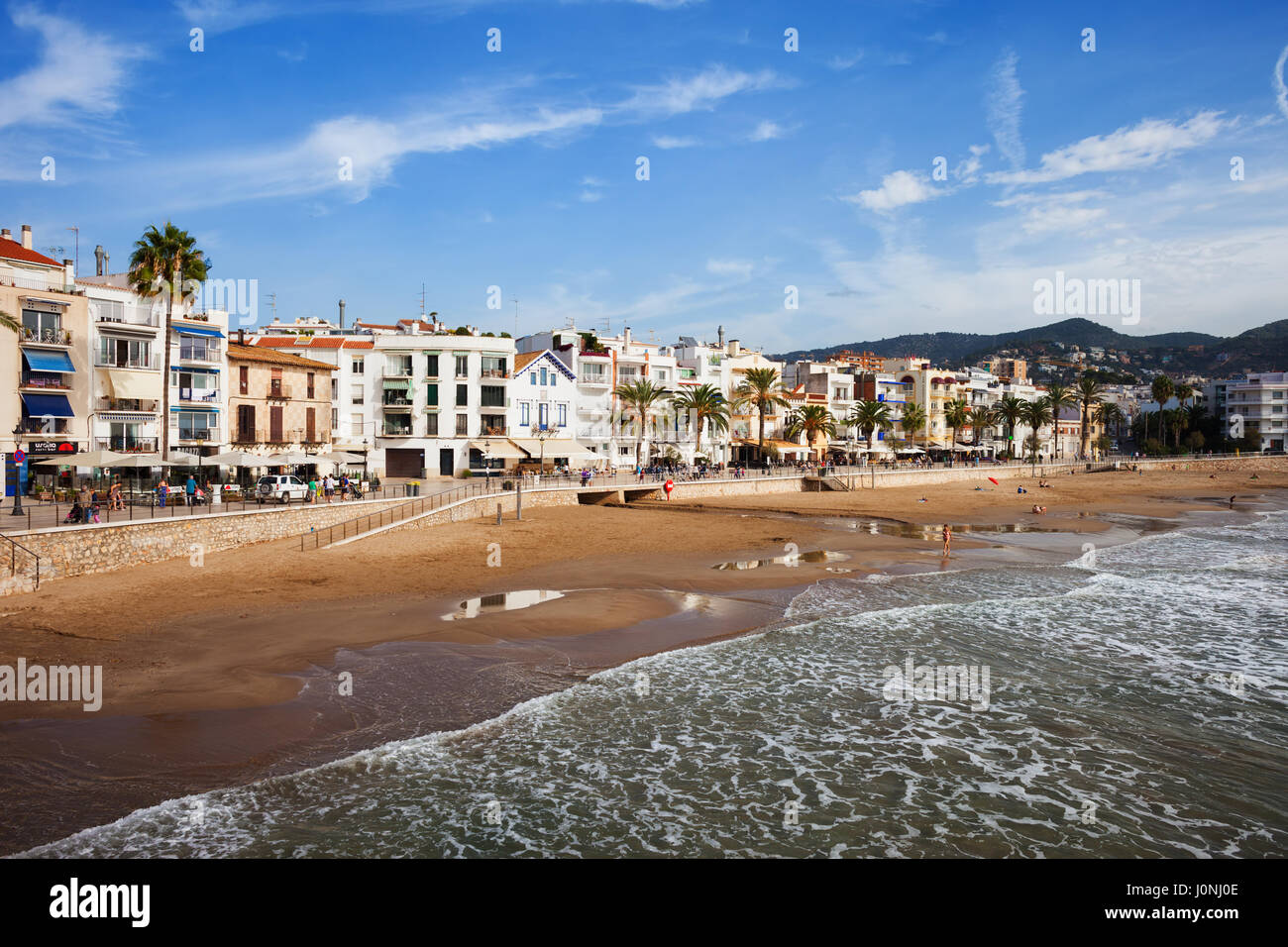 Les toits de la ville de Sitges en Espagne, Platja Sant Sebastià à plage Mer Méditerranée Banque D'Images