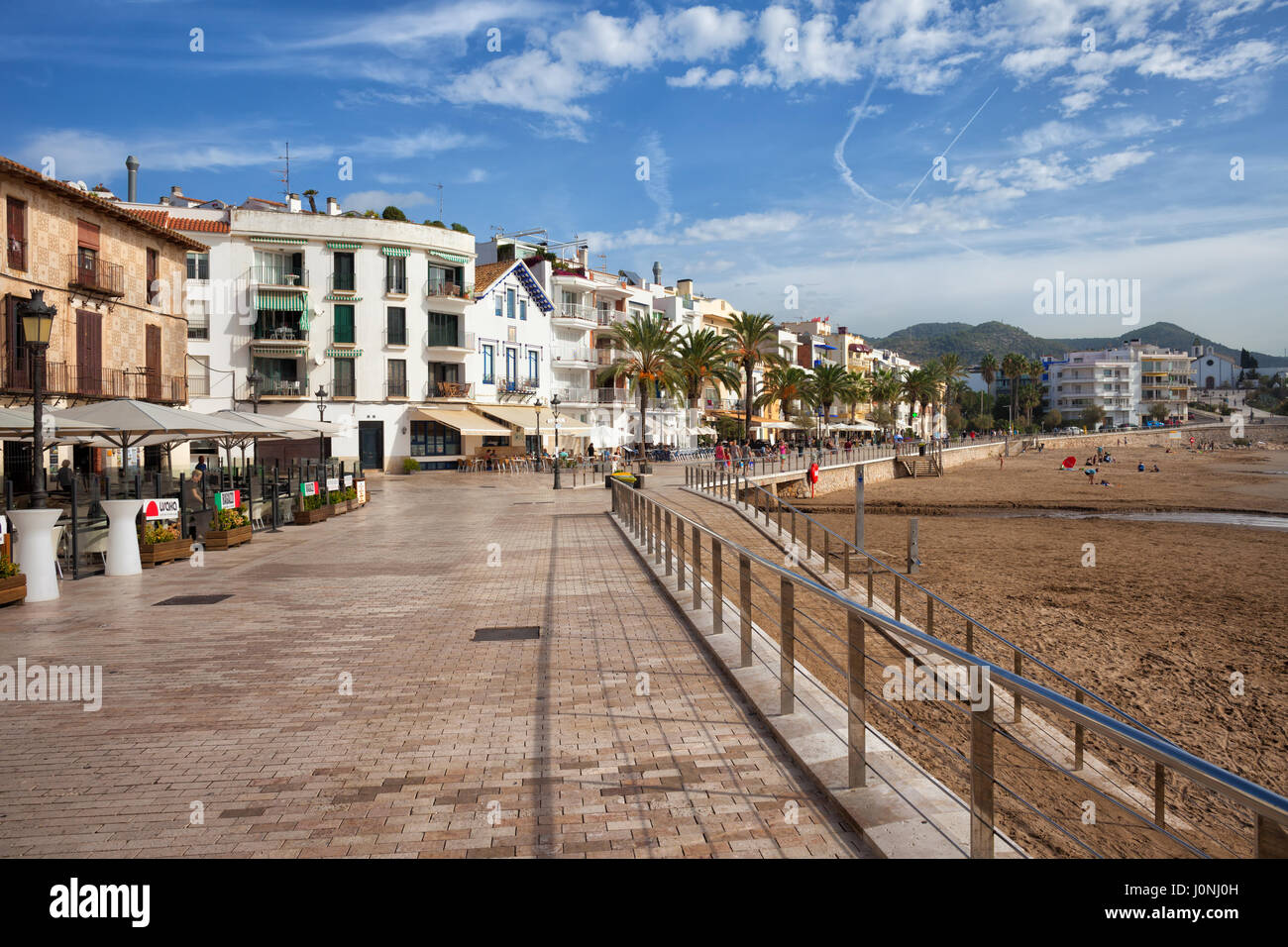 Sitges Resort Ville côtière en Espagne, promenade le long de la plage Platja Sant Sebastia Banque D'Images