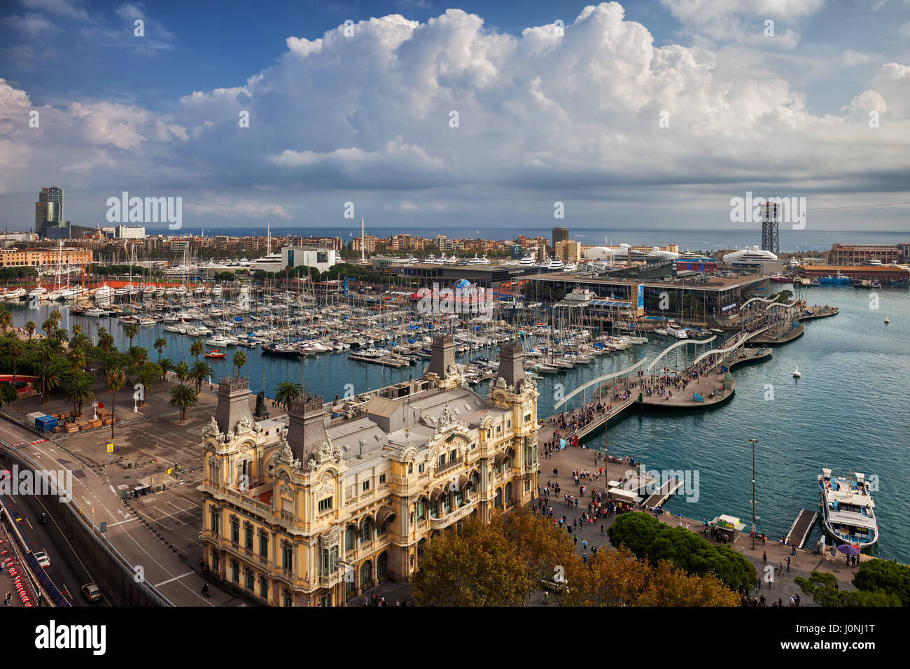 La ville de Barcelone, vue aérienne sur le Port Vell marina, Rambla de Mar promenade et des autorités portuaires, Catalogne, Espagne Banque D'Images