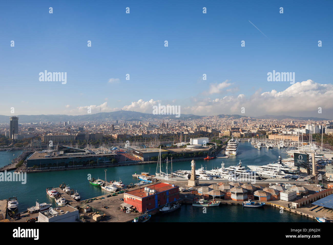 La ville de Barcelone, au-dessus de la ville de Marina Port Vell, Catalogne, Espagne Banque D'Images
