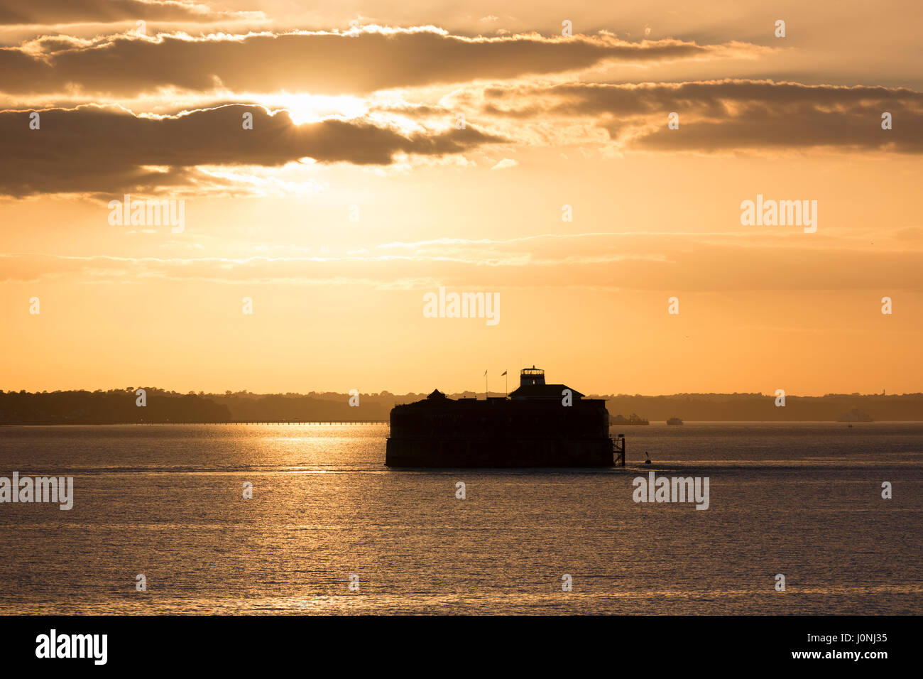 Coucher de soleil sur la tour martello forteresse dans la rivière solent sur la côte sud de l'angleterre près de Portsmouth, Royaume-Uni Banque D'Images