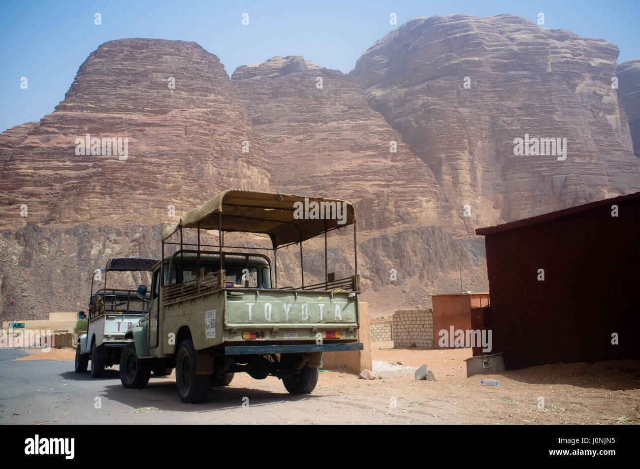 Jeeps garées et prêt au camp de base pour l'exploration tôt le matin. Le désert de Wadi Rum. La Jordanie. Banque D'Images