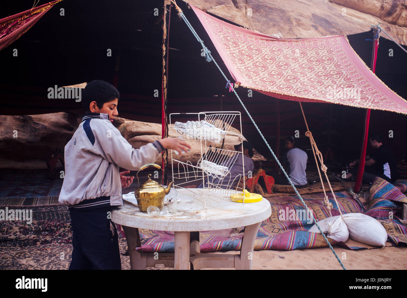 La préparation d'un garçon mousseline thé frais chaud. Le désert de Wadi Rum. La Jordanie. Banque D'Images