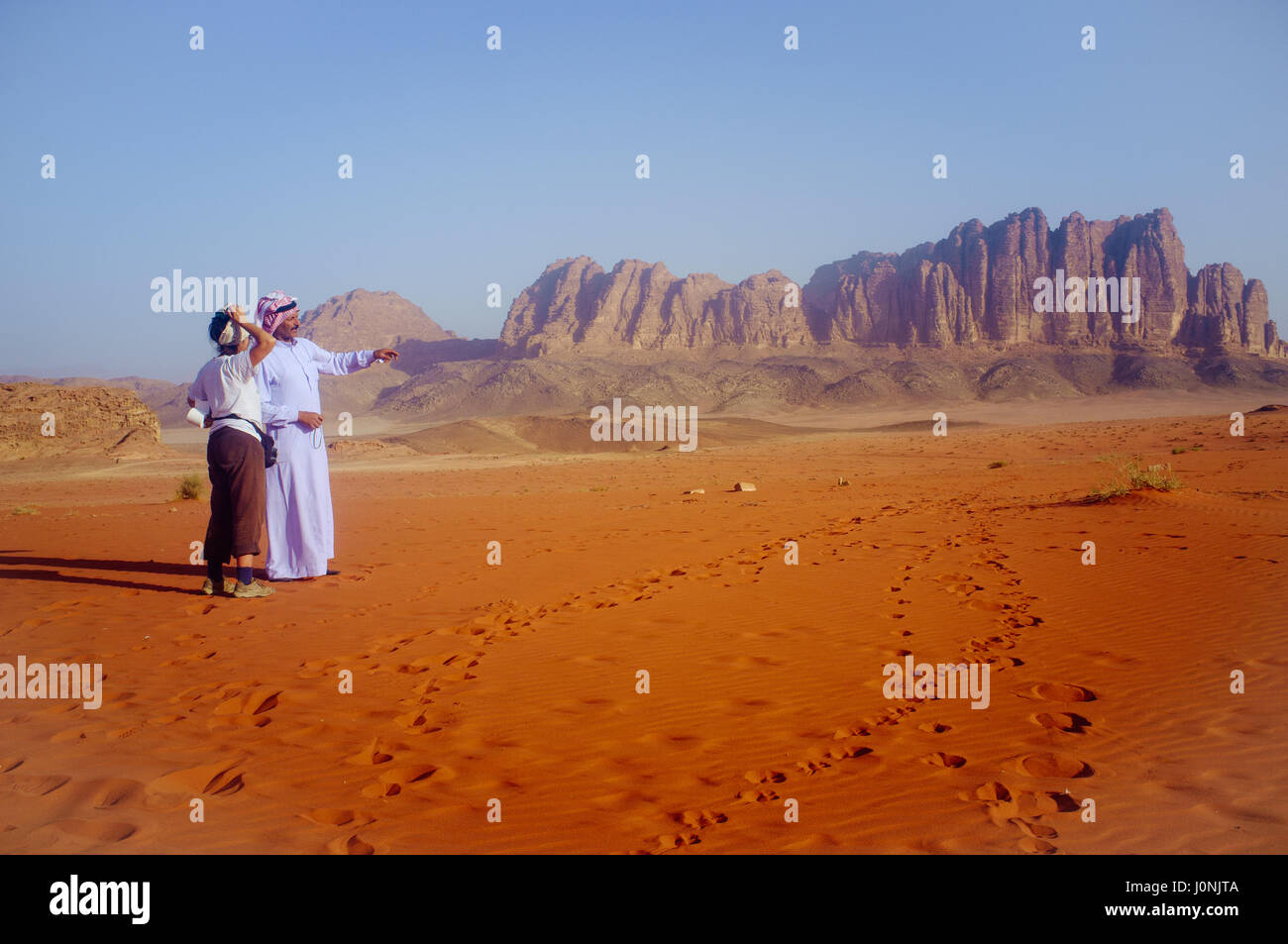 La formation des roches illustrant bédouine au nom d'une femme touriste. Le désert de Wadi Rum. La Jordanie. Banque D'Images