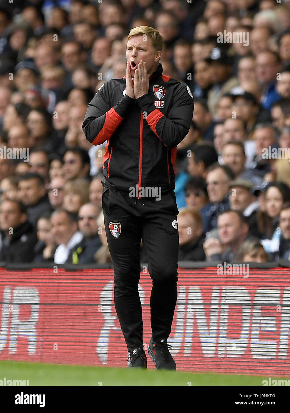Bournemouth AFC manager Eddie Howe des gestes sur la ligne de touche pendant le premier match de championnat à White Hart Lane, London. Banque D'Images