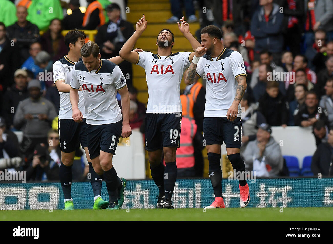 Tottenham Hotspur est Mousa Dembele (centre) célèbre marquant son but premier du côté du jeu avec l'équipe au cours de la Premier League match à White Hart Lane, London. Banque D'Images