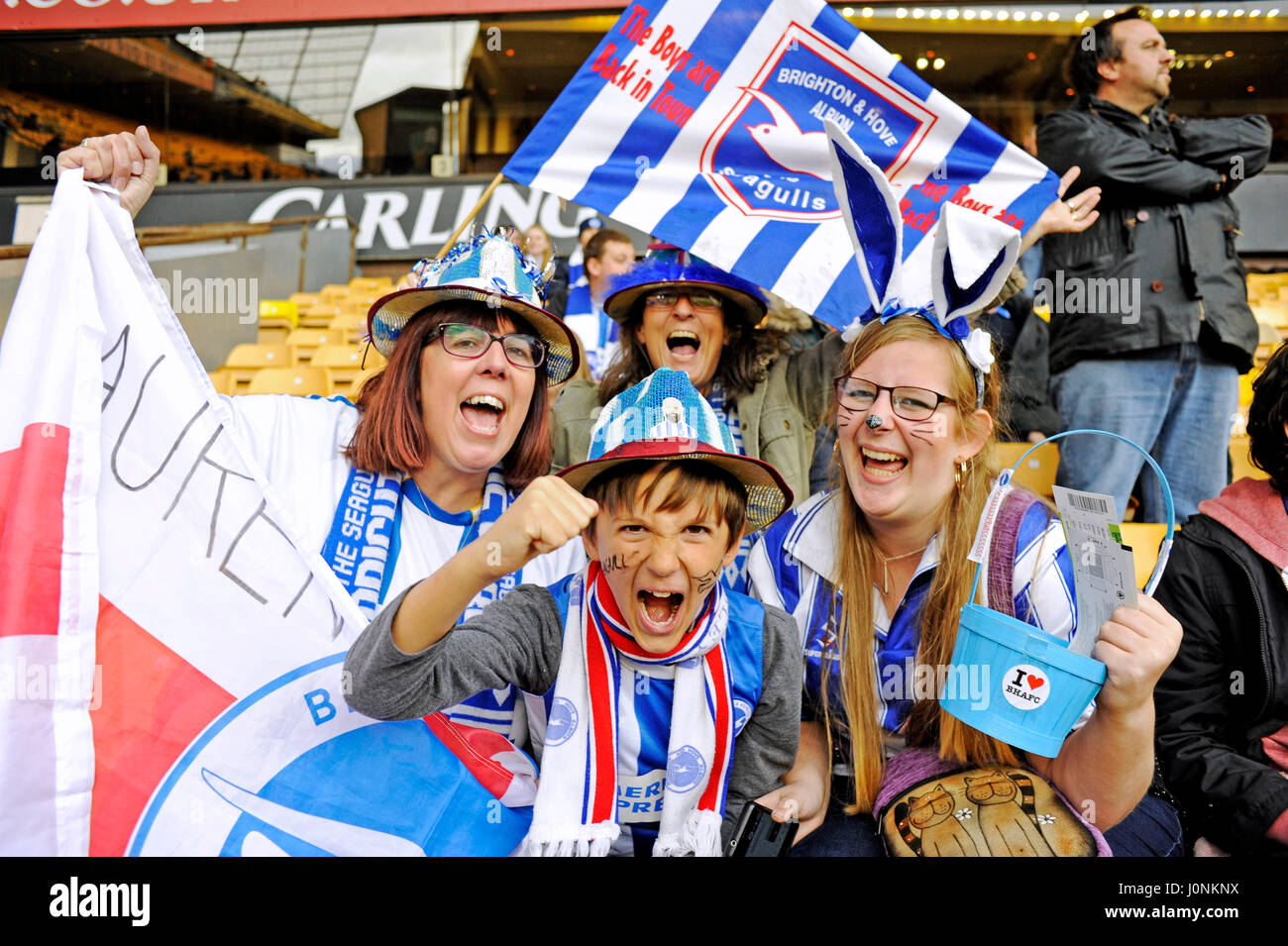 Fans de Brighton dans l'espoir d'un grand résultat vendredi au Sky Bet match de championnat entre Wolverhampton Wanderers et Brighton and Hove Albion à Molineux à Wolverhampton. 14 avril, 2017. Simon Dack / Images téléobjectif Banque D'Images