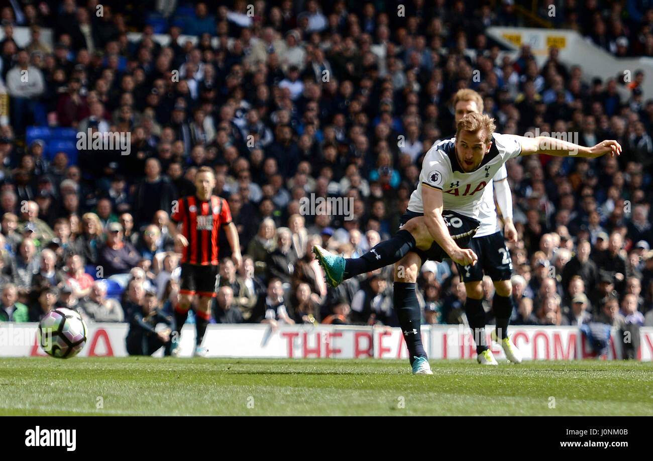 Harry Kane, de Tottenham Hotspur, marque le troisième but de son camp lors du match de la Premier League à White Hart Lane, Londres. APPUYEZ SUR ASSOCIATION photo. Date de la photo: Samedi 15 avril 2017. Voir PA Story FOOTBALL Tottenham. Le crédit photo devrait se lire comme suit : Victoria Jones/PA Wire. RESTRICTIONS : aucune utilisation avec des fichiers audio, vidéo, données, listes de présentoirs, logos de clubs/ligue ou services « en direct » non autorisés. Utilisation en ligne limitée à 75 images, pas d'émulation vidéo. Aucune utilisation dans les Paris, les jeux ou les publications de club/ligue/joueur unique. Banque D'Images