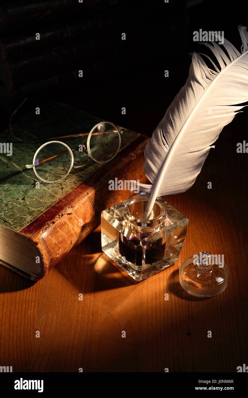 Vintage still life. Ancien encrier en verre avec plume près de réserve Banque D'Images