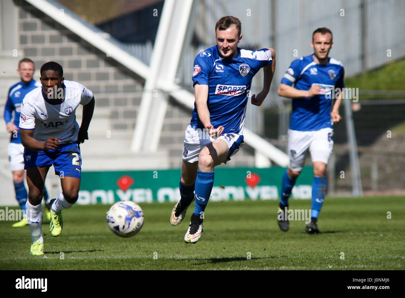 Carl Winchester avec le ballon au cours de la Sky Bet League 1 match entre Chesterfield et Oldham Athletic FC FC à Boundary Park Stadium à Oldham Banque D'Images