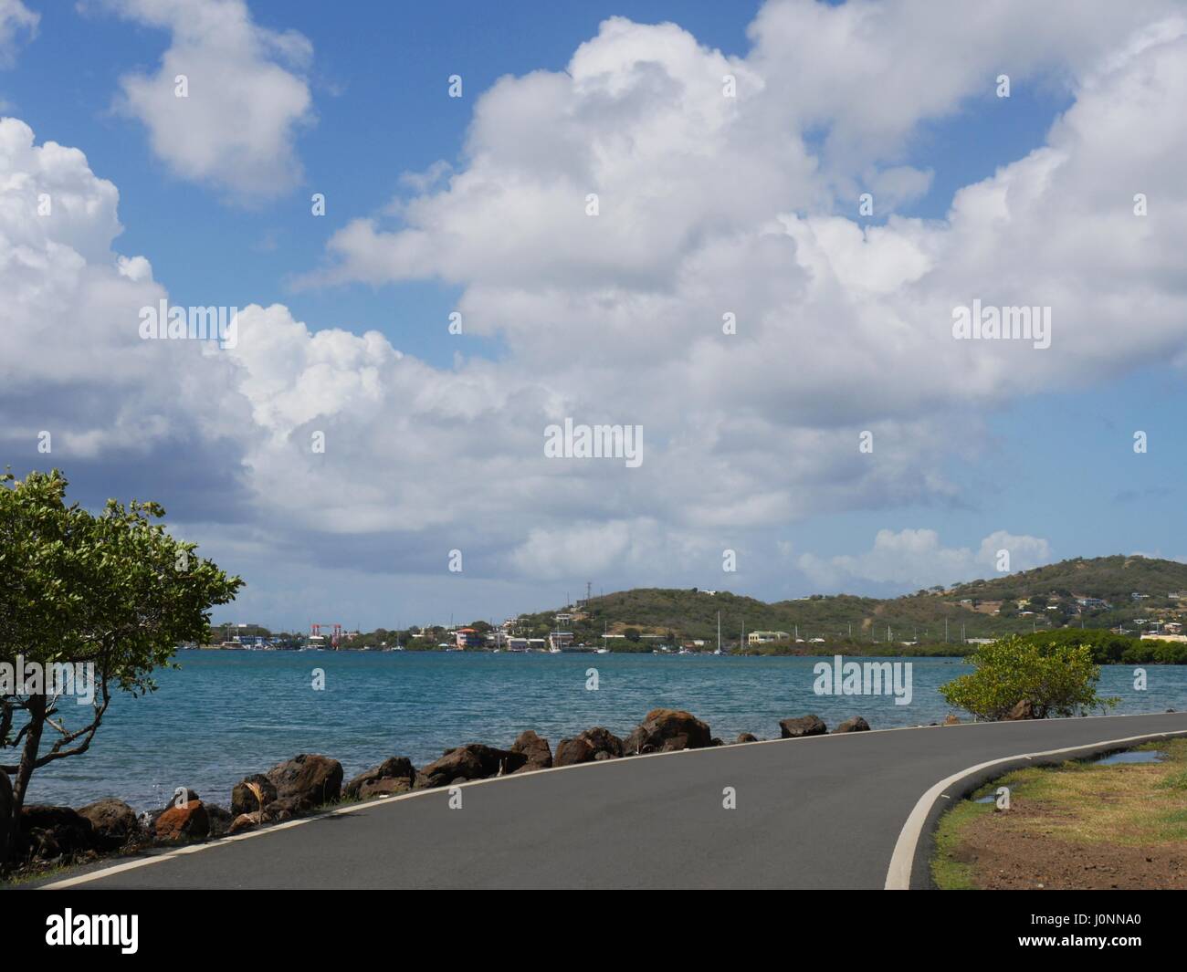 Route côtière, Culebra, Puerto Rico une route côtière panoramique à Culebra automobilistes offre une vue spectaculaire sur la plage. Banque D'Images