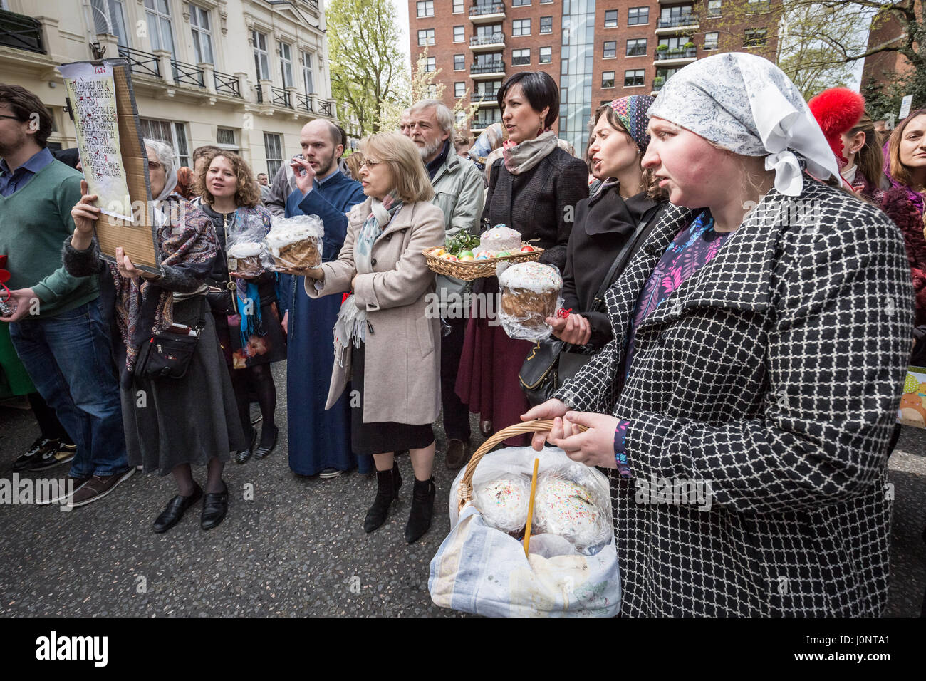 Londres, Royaume-Uni. 15 avril, 2017. La base britannique russes et d'autres chrétiens orthodoxes de l'est de recueillir à l'extérieur de l'église Russe, Diocèse de Sourozh, à Londres, avec leurs paniers de Pâques (Easter) contenant les œufs décorés et des gâteaux prêts à recevoir des bénédictions sur Pâques grand samedi. © Guy Josse/Alamy Live News Banque D'Images