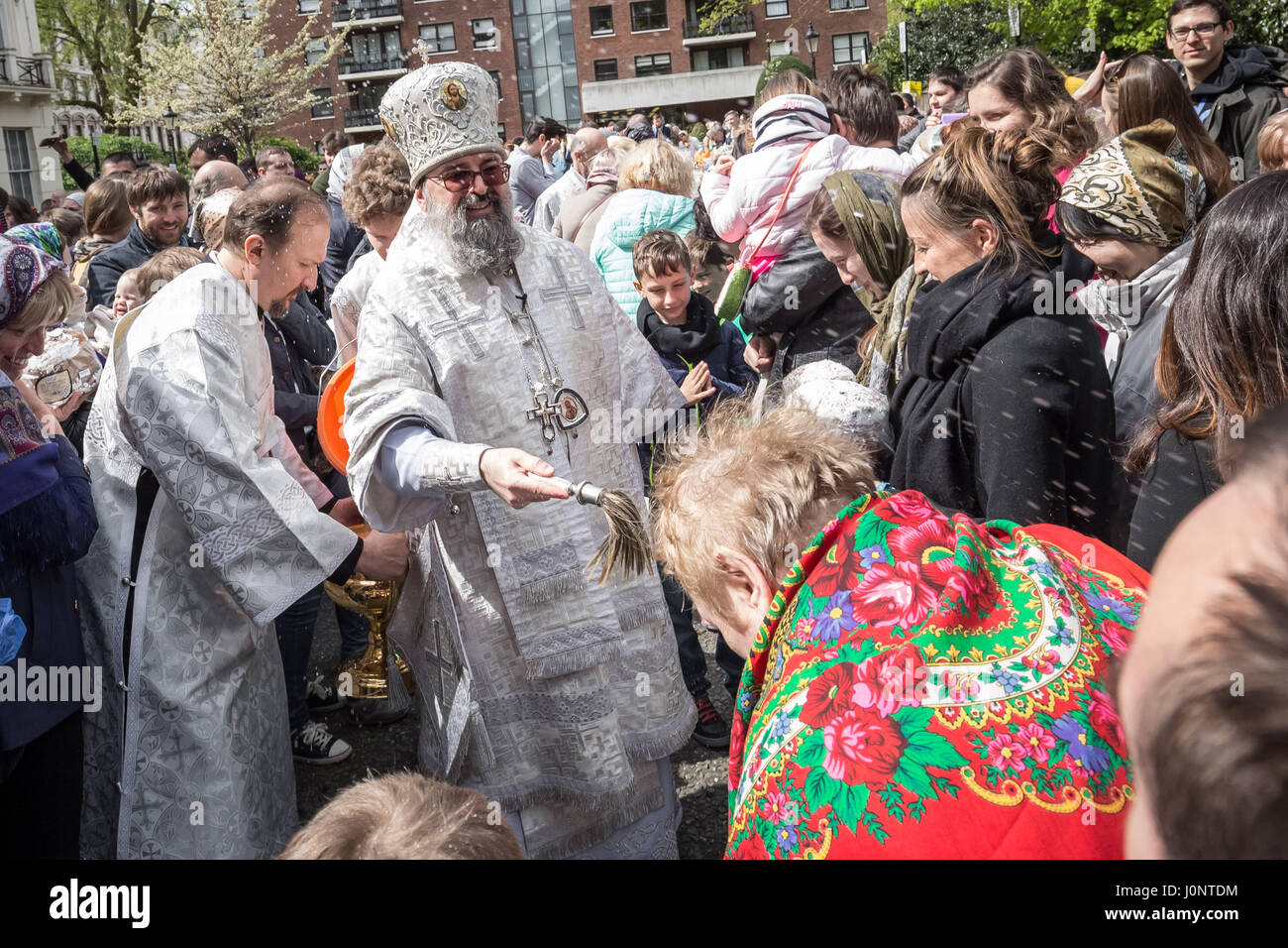 Londres, Royaume-Uni. 15 avril, 2017. Bénédiction des paniers de Pâques et des œufs sur grand samedi à l'Église orthodoxe russe à Knightsbridge. © Guy Josse/Alamy Live News Banque D'Images