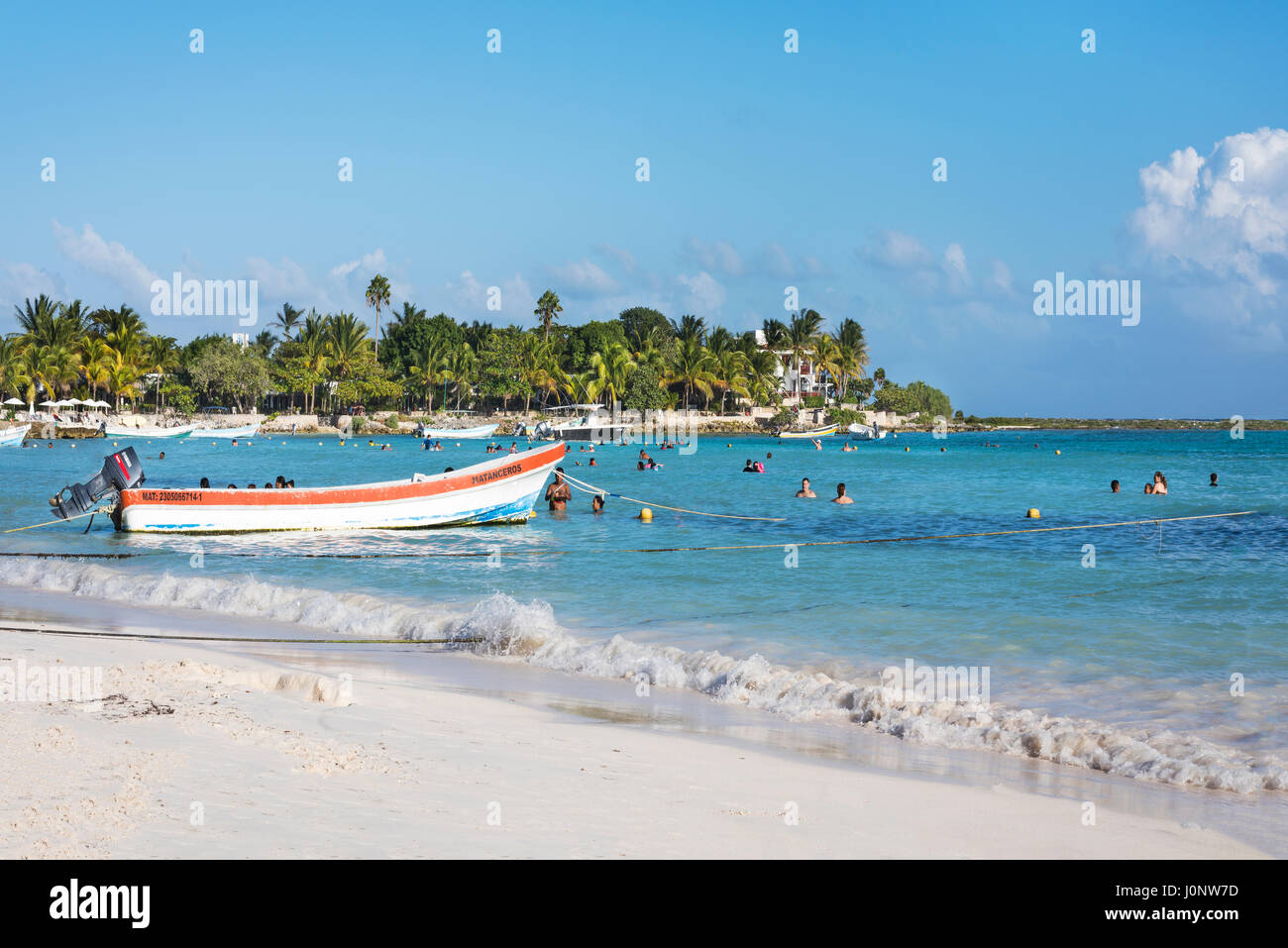 Voile sur le rivage de la mer des Caraïbes et les gens s'amuser à la plage de Tulum, péninsule du Yucatan, Mexique, tropical seascape, ciel bleu, palmier backgroun Banque D'Images