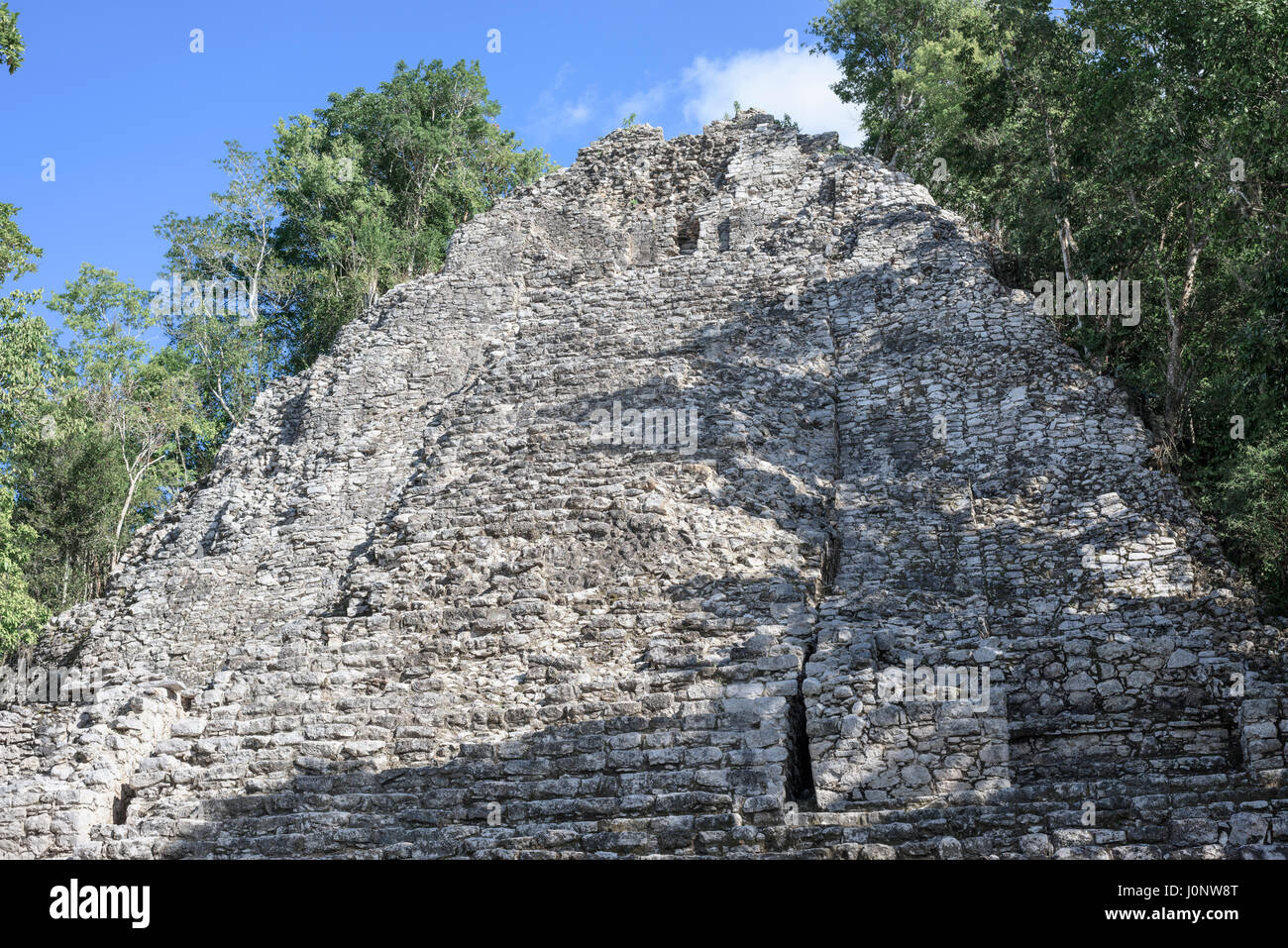 Une ancienne pyramide Maya au Mexique ruines Maya Coba, pas autorisés à monter et avec personne sur elle Banque D'Images