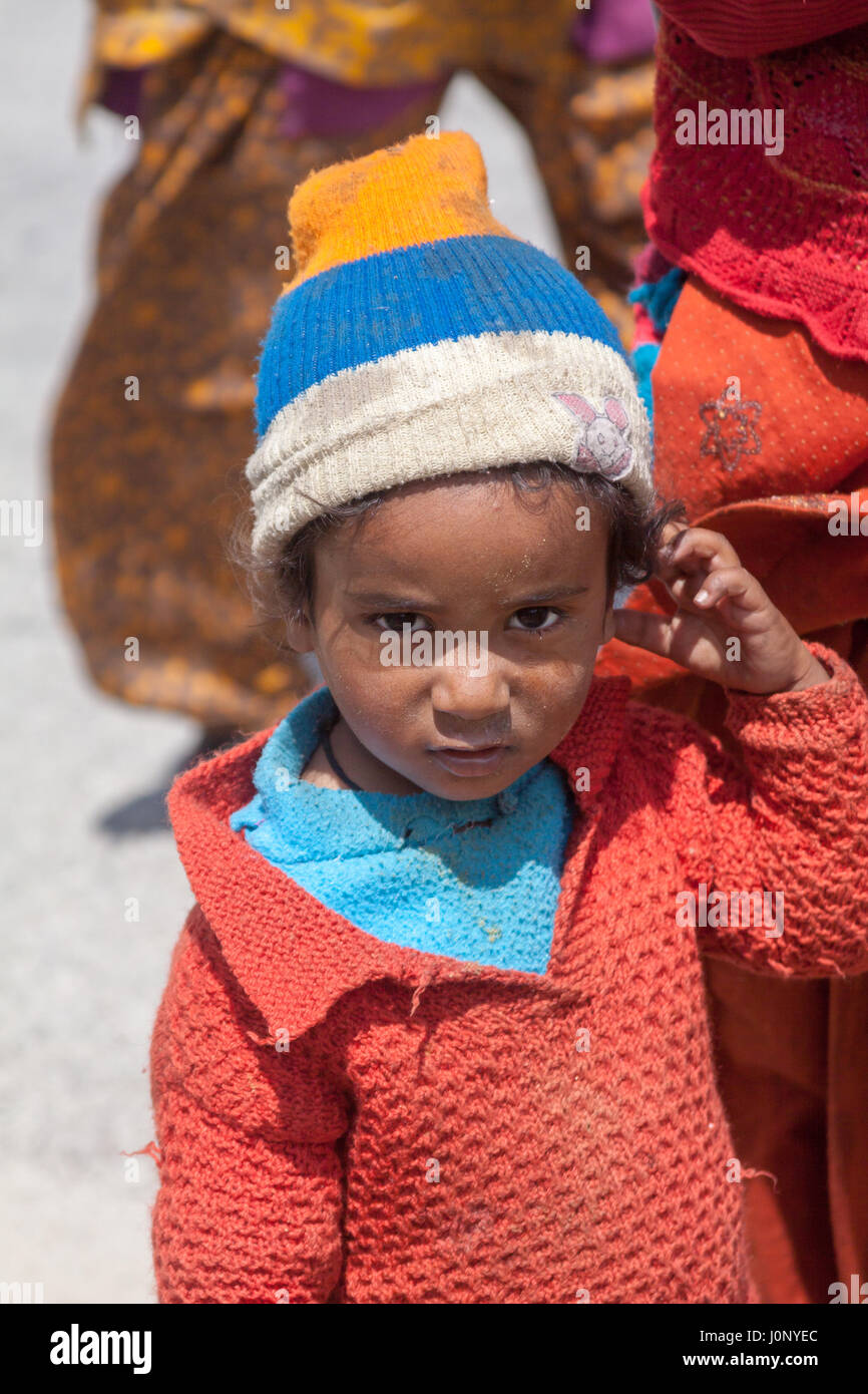 BADRINATH - Inde, 5 juin - un jeune enfant à Badarinath en Inde du Nord le 5 juin 2013 Banque D'Images