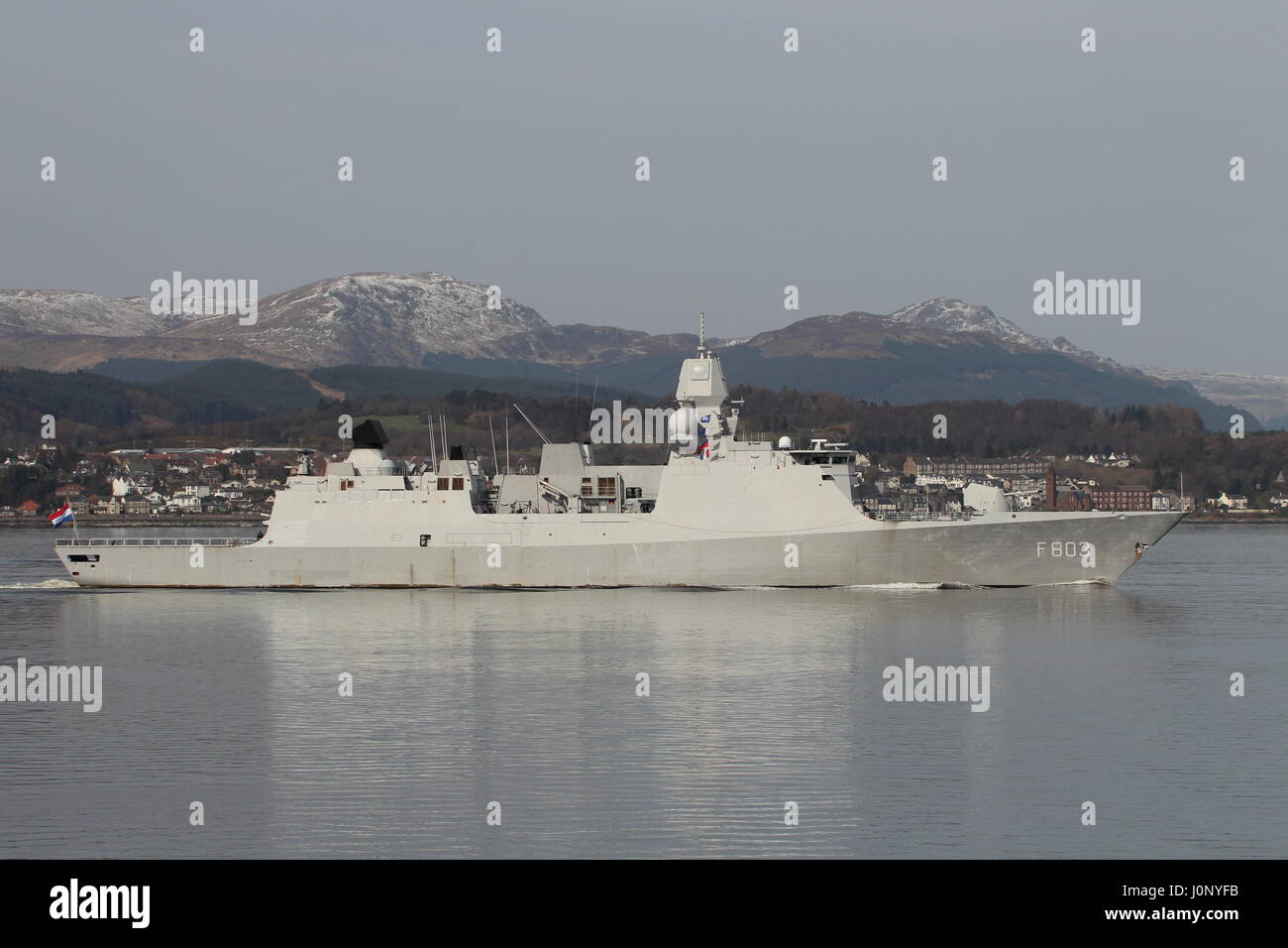 Le HNLMS Tromp (F803), une frégate de classe Zeven Provincien de la Marine royale néerlandaise, passant Gourock à son arrivée pour l'exercice Joint Warrior 17-1. Banque D'Images